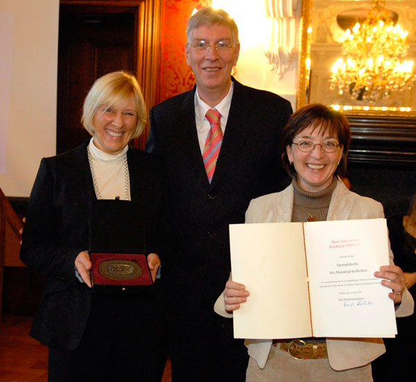 blank_blau_pexels li-sun-2294354